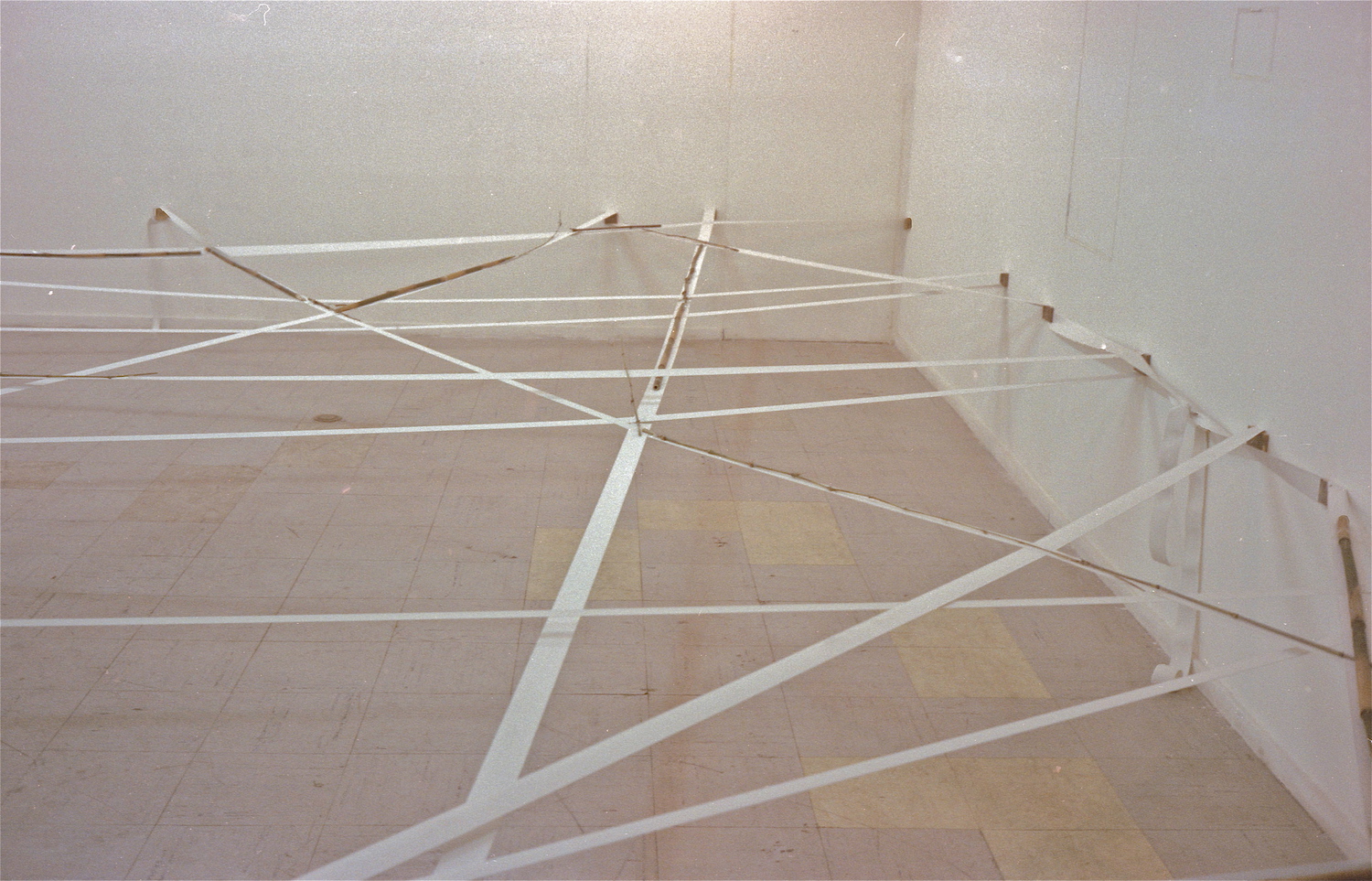 Spatial Discrepancy , 1976 界差 ( Kaisa ) Elastic fabric, bamboo Dimensions variable Installation view, Maki Gallery, Tokyo, 1976 Photo: Yoshiteru Kawasaki