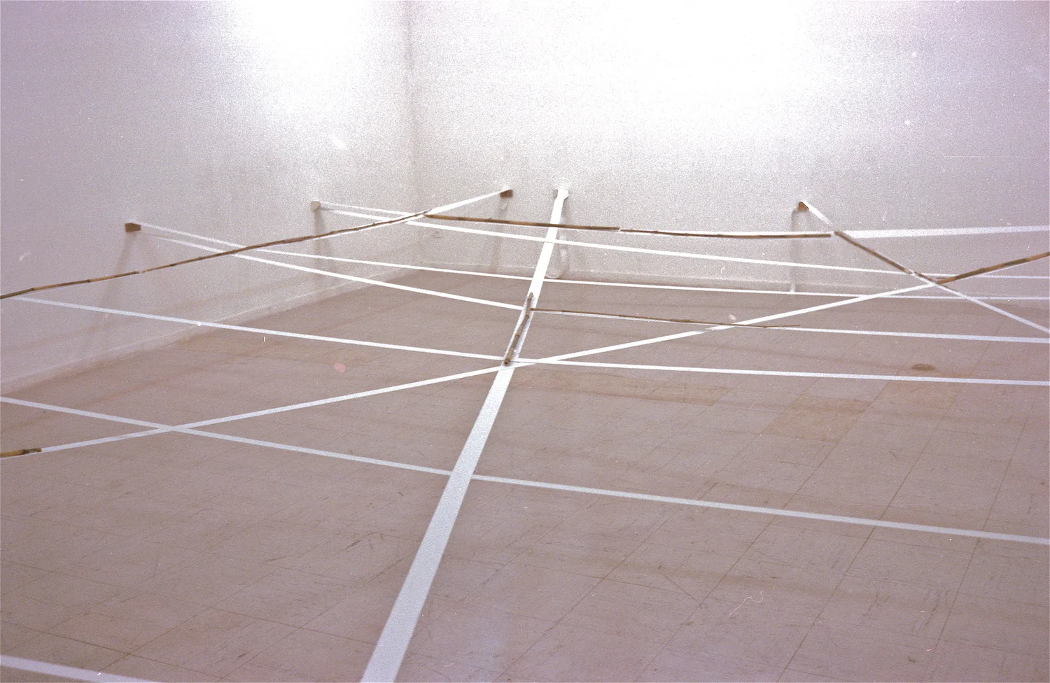 Spatial Discrepancy , 1976 界差 ( Kaisa ) Elastic fabric, bamboo Dimensions variable Installation view, Maki Gallery, Tokyo, 1976 Photo: Yoshiteru Kawasaki