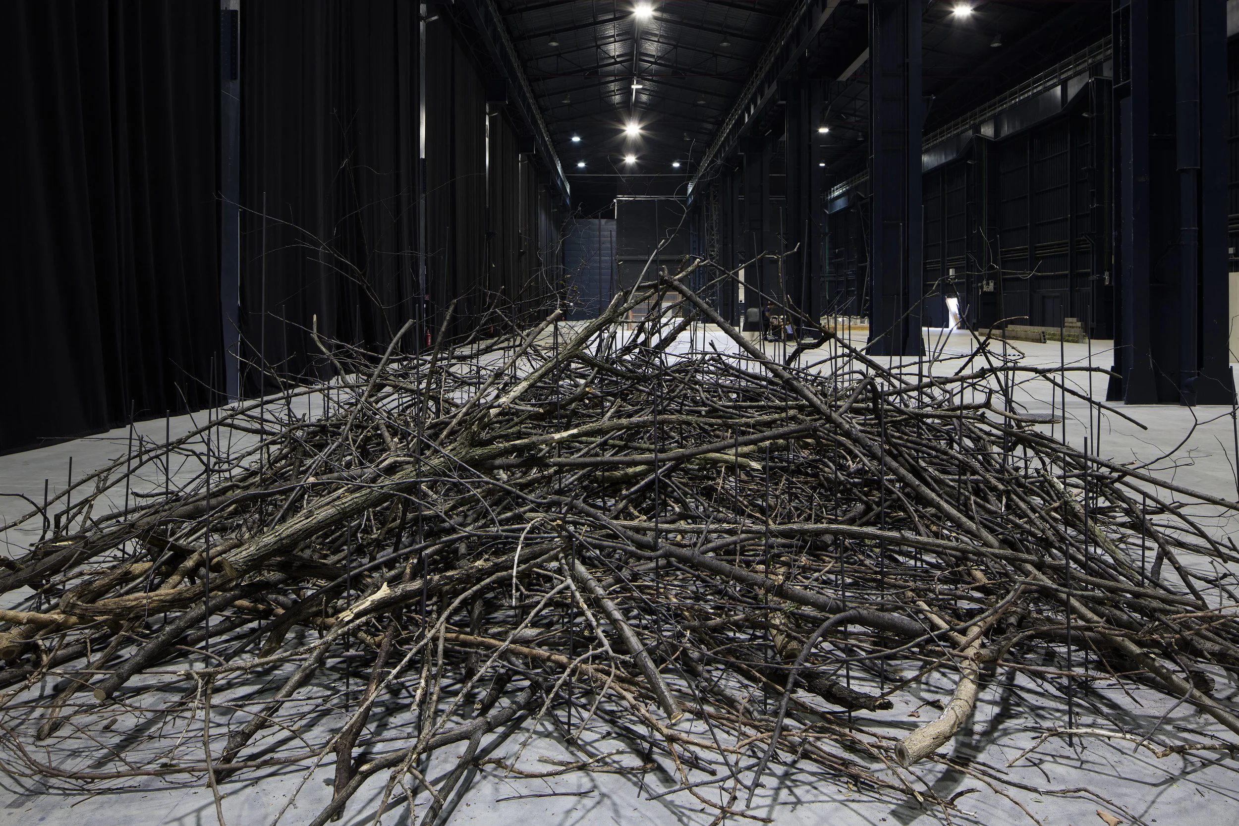 Condition of Situated Units , 1975/2016 位況 ( Ikyō ) Branches, metal rods Dimensions variable Installation view, Kishio Suga: Situations , Pirelli HangarBicocca, Milan, 2016 Photo: Agostino Osio; Courtesy Pirelli HangarBicocca, Milan