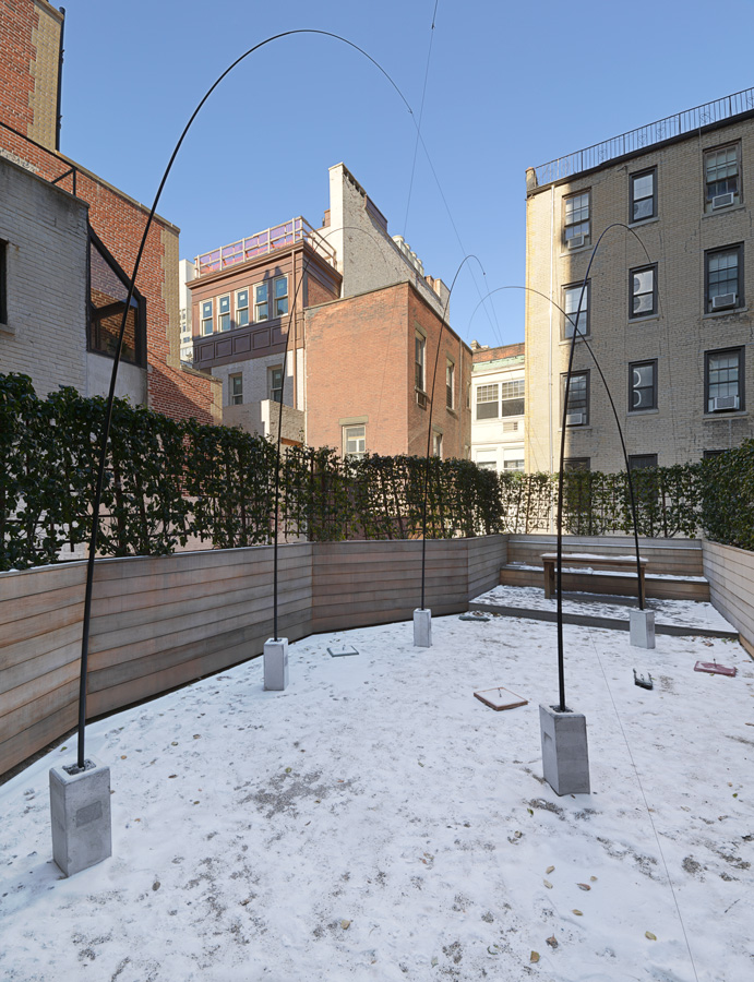 Dispersed Spaces , 2015 散空 ( Sankū ) Concrete blocks, fishing rods, thread, stones Dimensions variable Installation view, Blum & Poe, New York, 2015 Photo: Genevieve Hanson Courtesy Blum & Poe, Los Angeles / New York / Tokyo