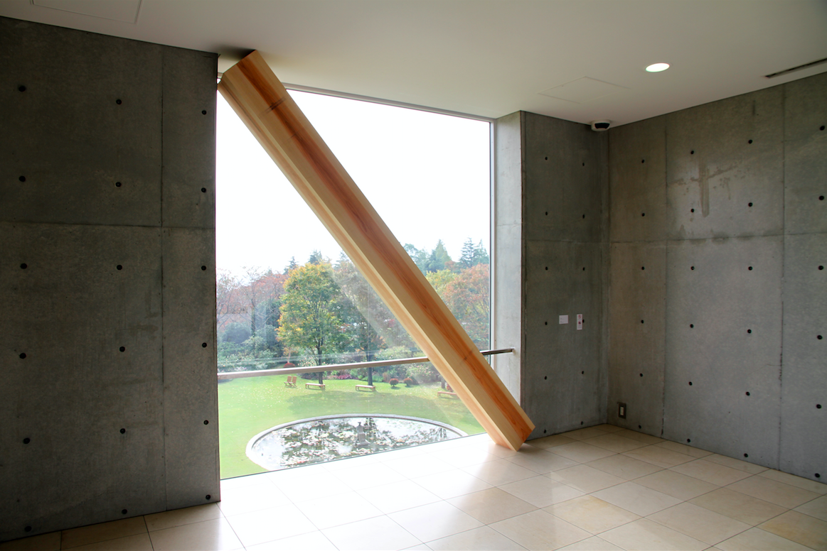 Kishio Suga, Infinite Situation I (Window), 1970/2014. Douglas fir, window and landscape, 264.5 x 234 x 52.5 cm. Installation view at Vangi Sculpture Garden Museum, Shizuoka, 2014. Photo by Tsuyoshi Satoh