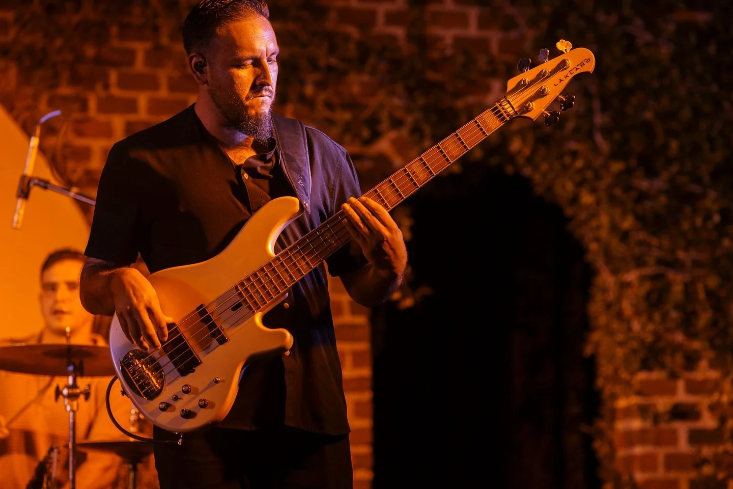 Online tickets are now available for our last Songwriter Session of the season! 🎟️ 

🗓️ Wednesday, August 14, featuring:

Flamenco Fusi&oacute;n Duo @bussmaximiliano
Victor Cos&iacute;o @victor_cosio_music
Oco Martinez @ocomartinez
Los Hijos de Lol