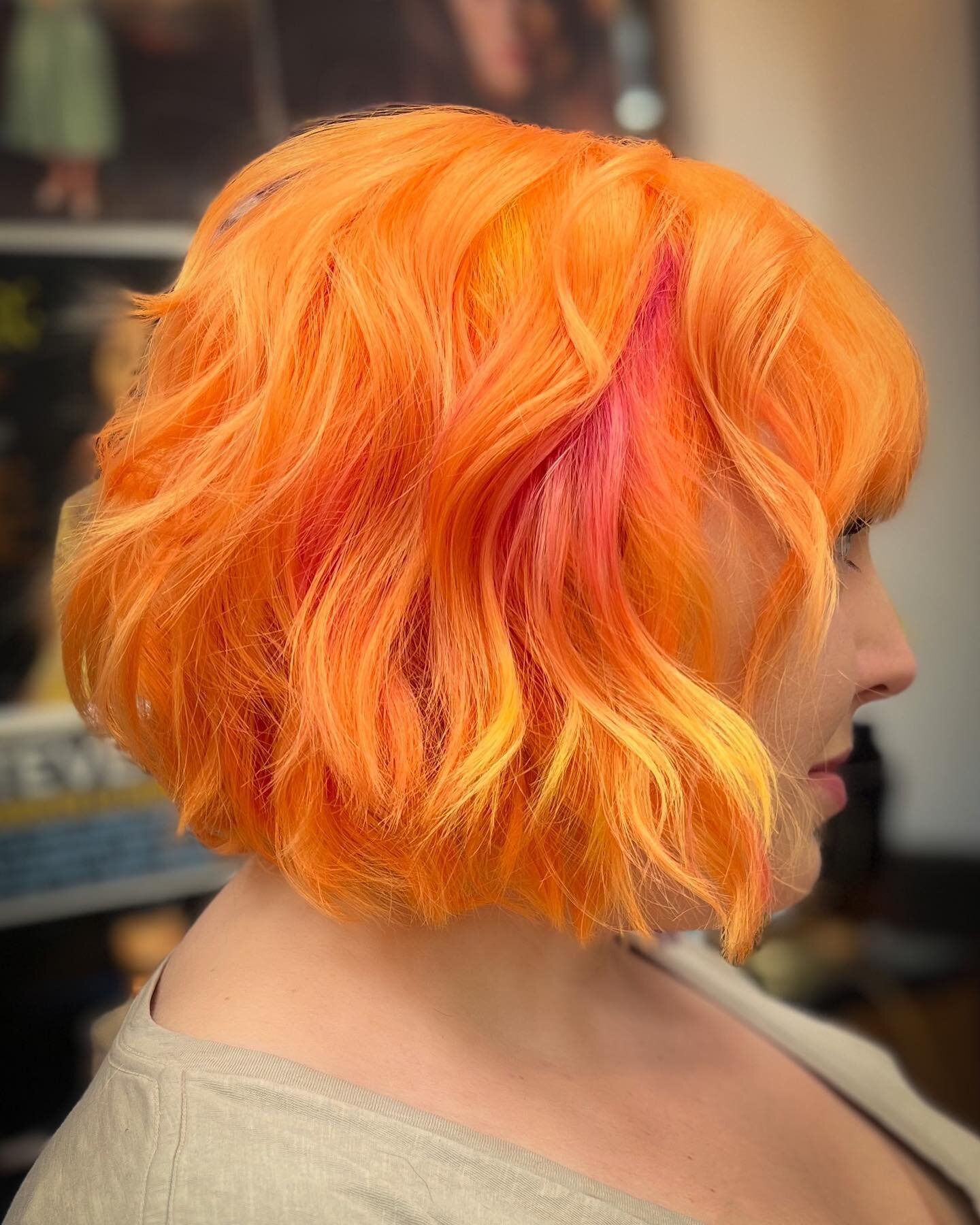 When you just can&rsquo;t decide between colors you do both!!! Swipe to see the magic!! Split-dye by @haircutsandhotdogs in our Norwalk location 🙌 book your appointment now!