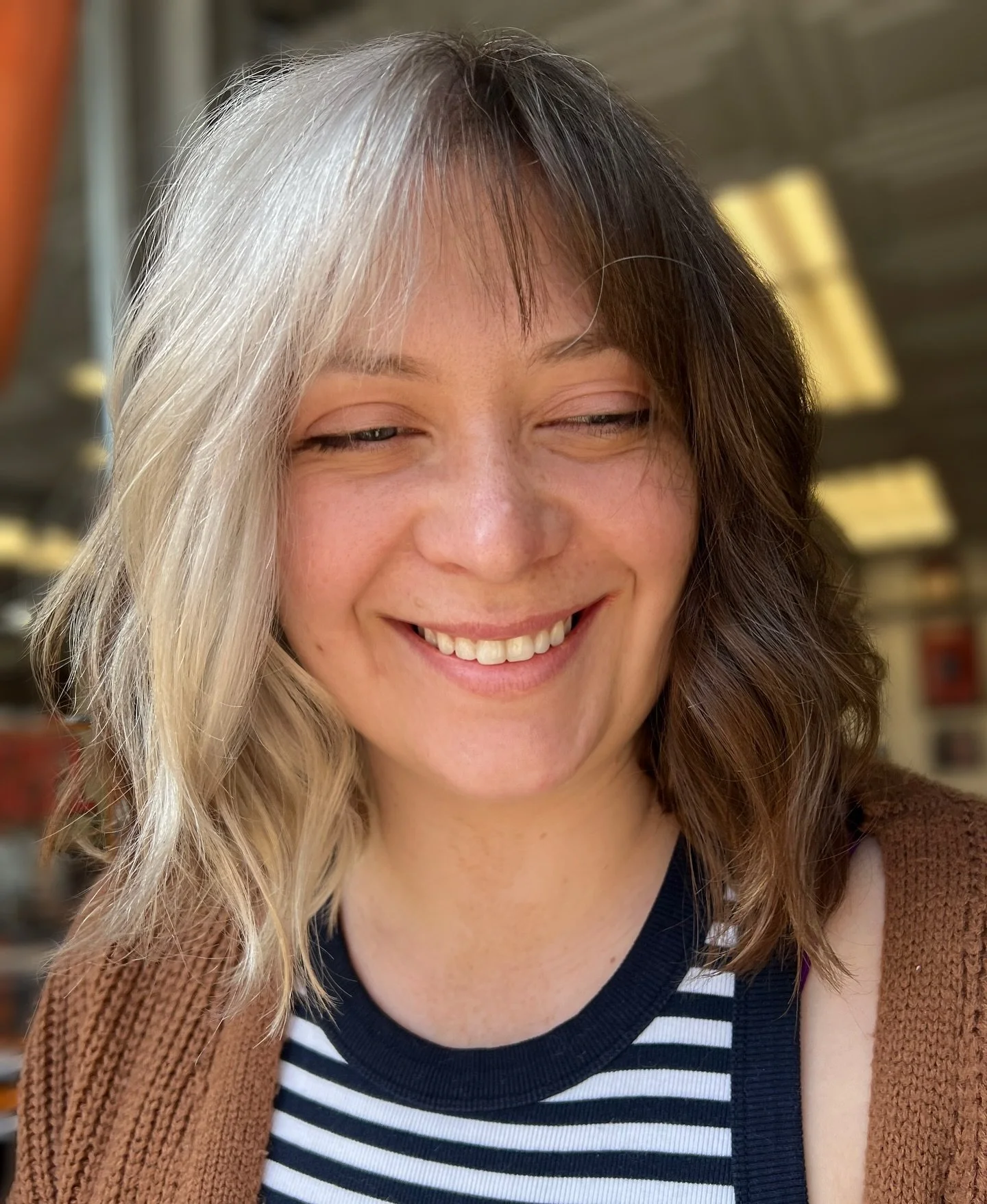 That smile says it all! Nothing better than &ldquo;I&rsquo;m feeling myself&rdquo; feeling! Are you searching for that feeling? Go see @jemsie_chops or any of our talented colorists for a look like this!!