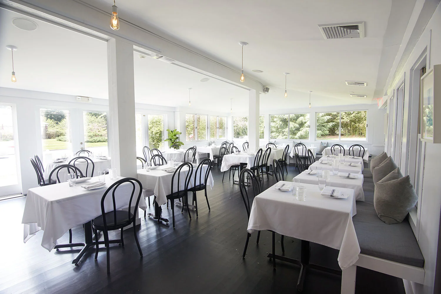 EMPSummerHouse_MainDiningRoom_17728M2.jpg