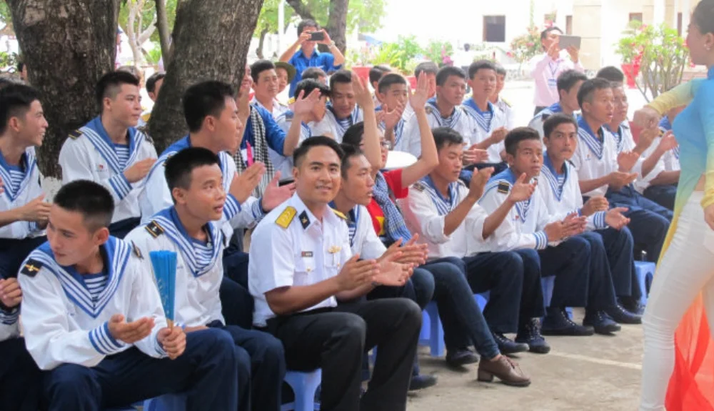 Trồng rau nhà kính ở Trường Sa