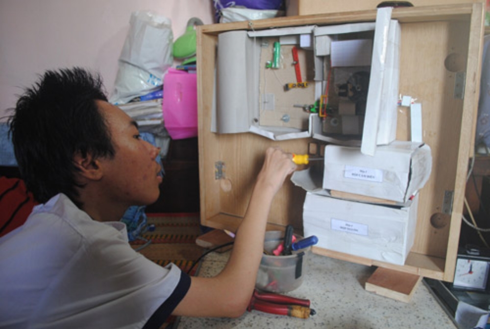 Sản phẩm Hệ thống mở khóa tự động của em học sinh khuyết tật Trần Phan Thanh Hải (Q.3, TP.HCM) đã được giới thiệu tại chương trình truyền hình “Sáng tạo trẻ” vào tháng 11/2015. Ảnh: Hà Thế An.