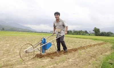 ‘Kỹ sư chân đất’ chế xe gieo đậu
