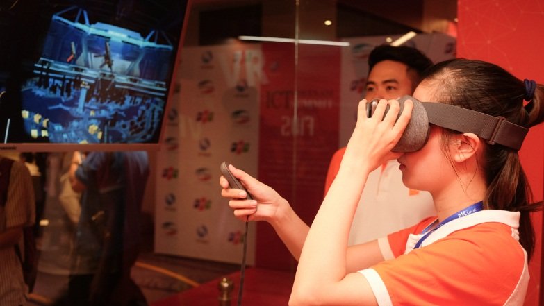  Sản phẩm thứ ba được VNG giới thiệu tại Vietnam ICT Summit 2017 là game thực tế ảo Dead Target: Zombie Games. Không chỉ là một tựa game trên di động đơn thuần, người dùng có thể tích hợp Dead Target với những chiếc kính thực tế ảo để có trải nghiệm 