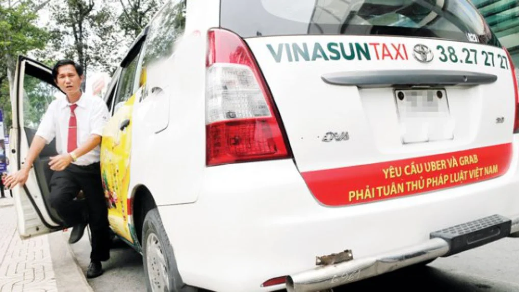 Taxi truyền thống dán biểu ngữ phản đối taxi công nghệ&nbsp;gây chú ý&nbsp;dư luận những ngày qua. Ảnh:&nbsp;Cao Thăng