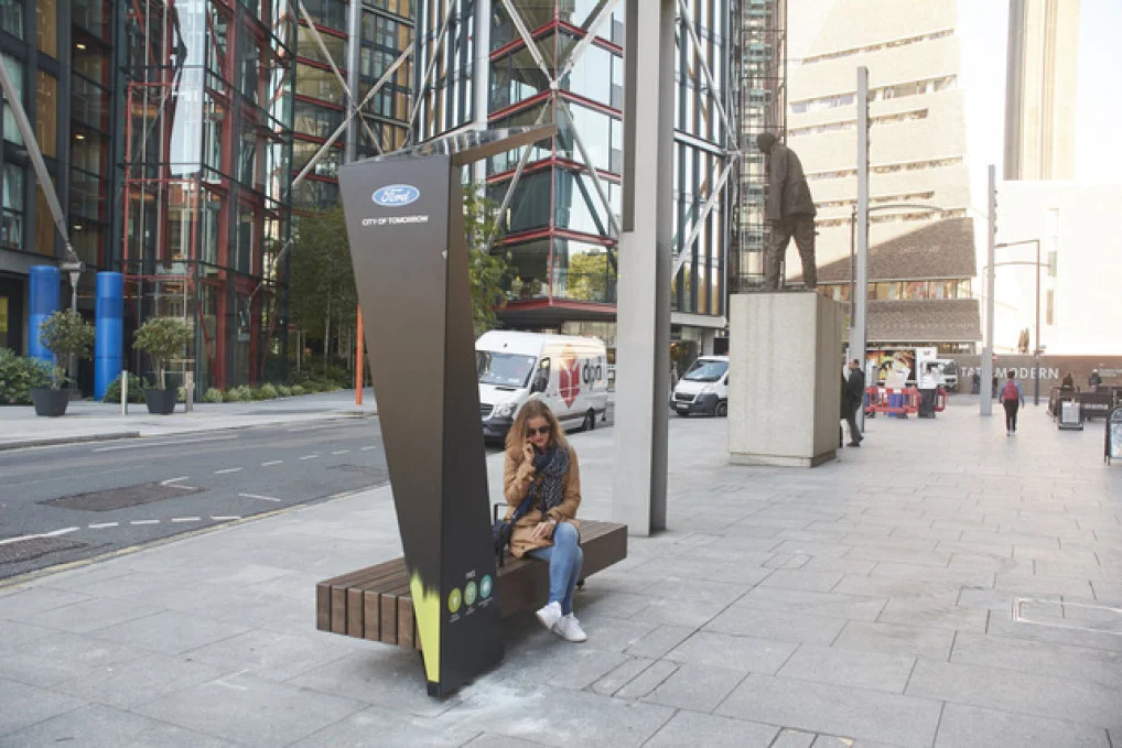 Du khách đến London có thể sạc pin từ... băng ghế thông minh