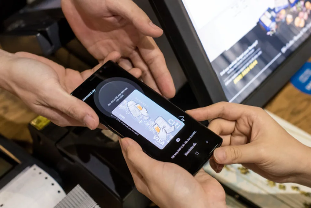 Chạm smartphone thay cho quẹt thẻ