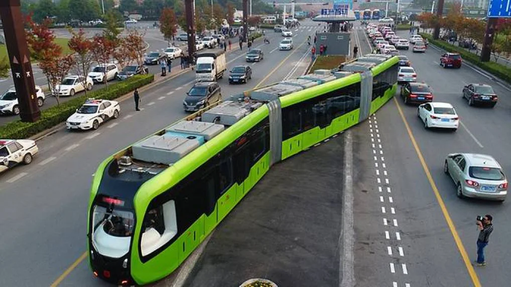 Tàu điện ‘thông minh’ lần đầu chạy trên đường ray ảo tại Trung Quốc