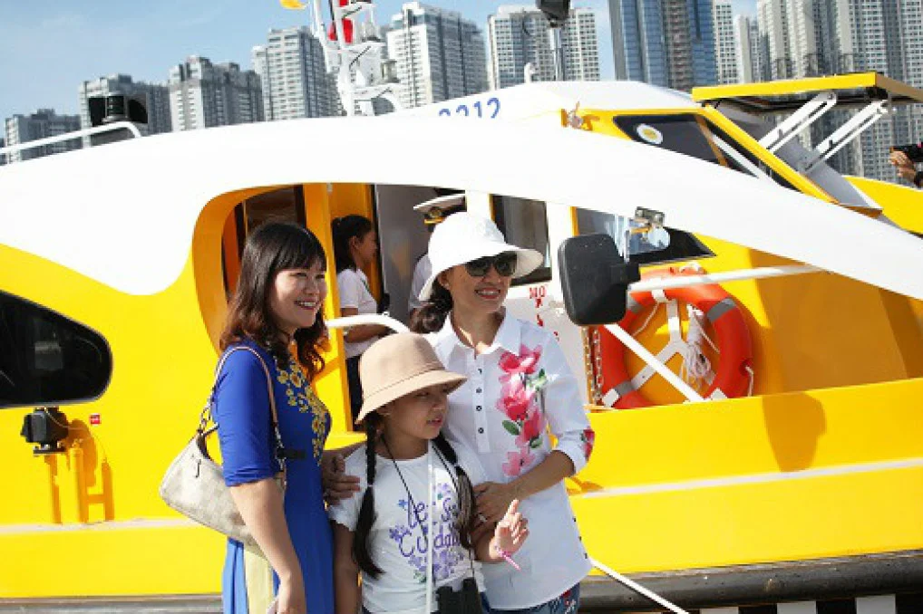 Dân Sài Gòn hào hứng trải nghiệm buýt đường sông đầu tiên 
