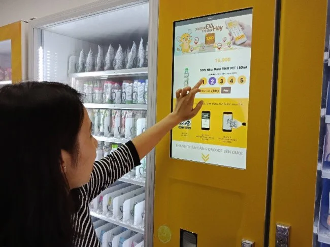  Có các màn hình cảm ứng hiển thị toàn bộ hàng hóa và giá bán ở mỗi máy bán hàng. Người dùng chỉ việc chọn vào món mình muốn mua, sau đó chọn số lượng cần mua. 