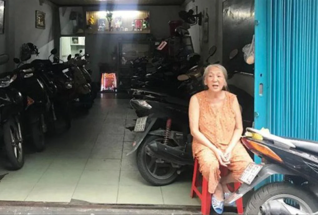 Tạm đình chỉ 48 bãi xe 'vua' trên vỉa hè TPHCM: Giữ xe tại gia quá tải 