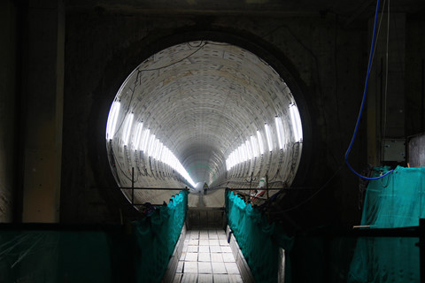  Ga Ba Son là điểm đầu kết nối ngầm với ga Nhà hát Thành phố bằng 2 đường hầm, với chiều dài mỗi hầm 781m cho một chiều metro đi và một chiều vào trung tâm TP.HCM. Hiện tại, hầm ngầm thứ nhất của tuyến metro số 1 Bến Thành – Suối Tiên này đã hoàn thà