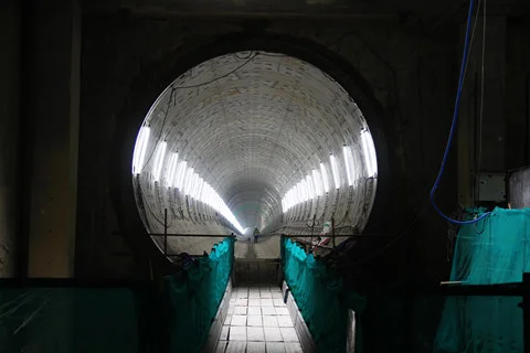 Ga Ba Son là điểm đầu kết nối ngầm với ga Nhà hát Thành phố bằng 2 đường hầm, với chiều dài mỗi hầm 781m cho một chiều metro đi và một chiều vào trung tâm TP.HCM. Hiện tại, hầm ngầm thứ nhất của tuyến metro số 1 Bến Thành – Suối Tiên này đã hoàn thành.