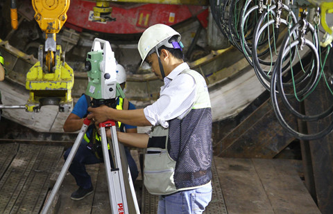  Trước khi đưa vào vận hành robot, công nhân tiến hành đo đạc tại khu vực 