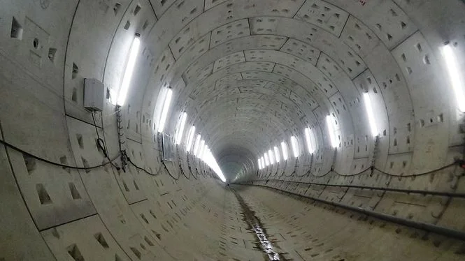 Đường hầm metro thứ 2 dài 781m, tương đương với chiều dài đường hầm đầu tiên đã được khoan hoàn thành vào tháng 11/2017 vừa qua. Sau khi khoan xong hầm đầu tiên, robot được tháo rời để di chuyển trở lại ga Ba Son.