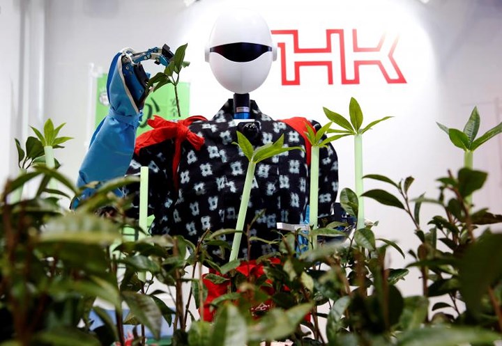  Chú robot mang tên Seed-Noid trình diễn khả năng hái búp chè như người tại một cuộc triển lãm ở Tokyo. 