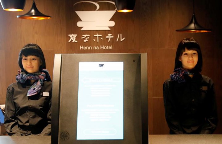  Hai cô robot xinh xắn này trông không khác gì người thật. Cả hai có nhiệm vụ chào đón khách đến nghỉ ngơi tại khách sạn Henn na ở Tokyo. 