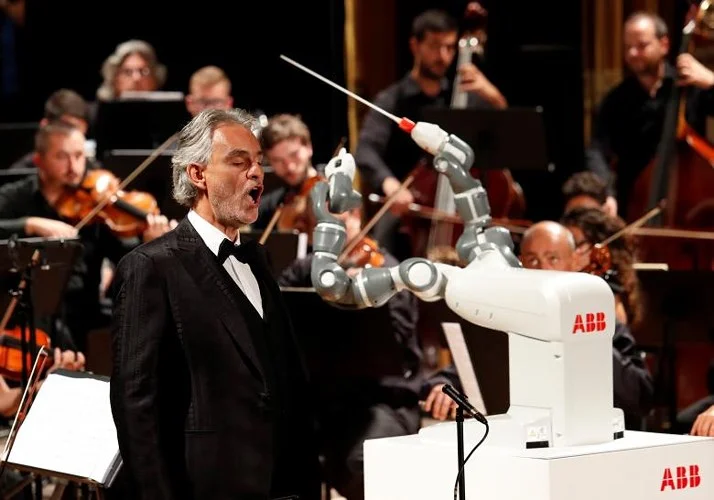 Chú robot Yumi điều khiển dàn nhạc giao hưởng Lucca Philharmonic Orchestra như một nhạc trưởng thực thụ.