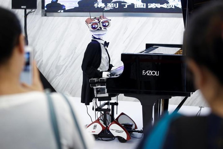  Robot Teo Tronico còn biết chơi piano và hát. 