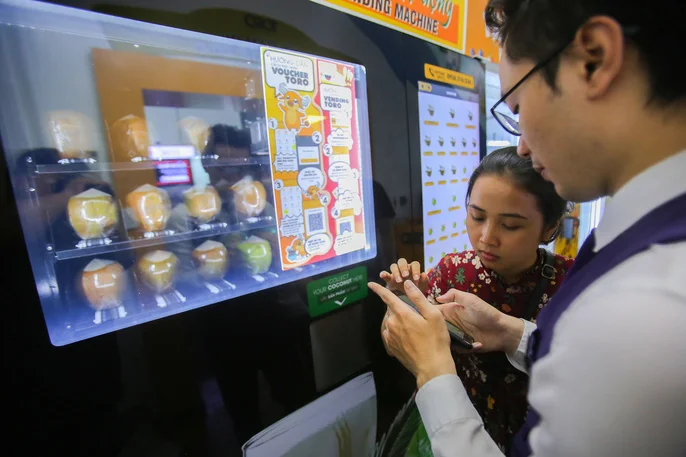  Máy bán dừa này có tên là Toro. Người mua chỉ cần đến trước máy, dùng  vài thao tác thanh toán bằng cách quét mã QR trên ứng dụng điện thoại đã  tải về trước đó là có thể sử dụng.   