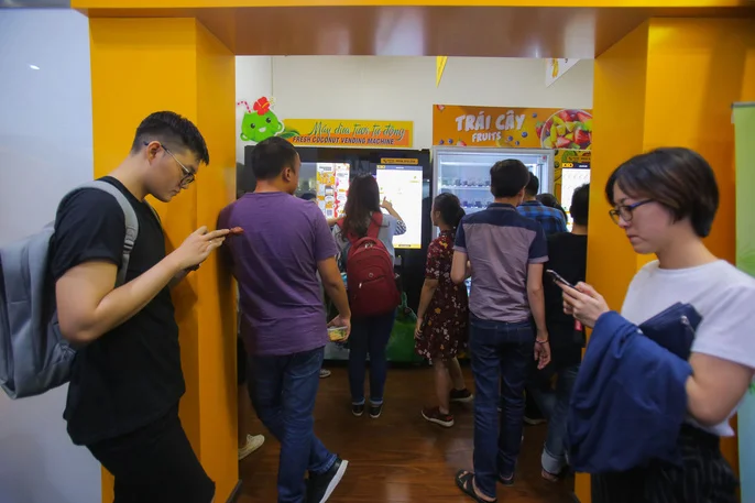  Những ngày này, nếu đi ngang những tuyến đường ở TP HCM như Hồ Tùng Mậu,  Mạc Thị Bưởi hay khu vực toà nhà Bitexco sẽ thấy rất đông bạn trẻ xếp  hàng chờ đợi để nhận những quả dừa miễn phí từ máy bán dừa tự động. Đa  phần những người đến đây đều là 