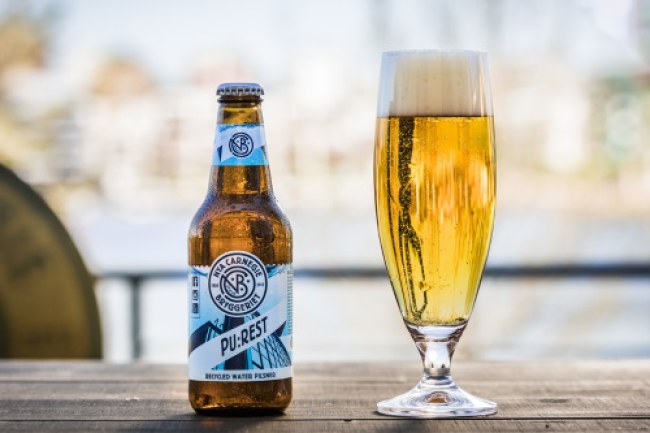 Bia PU:REST được làm từ nước thải tái chế của Thụy Điển được công ty này khẳng định là loại bia sạch và an toàn. Ảnh: Nya Carnegiebyggeriet.