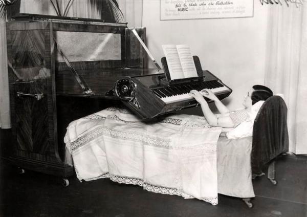   Giường piano:  Ra đời vào năm 1935 tại Anh, chiếc giường này giúp người ta có thể vừa nằm, vừa chơi đàn. Sáng chế phù hợp những người bệnh hoặc tàn tật phải nằm liệt giường. Tuy nhiên, nó chỉ ở trong giai đoạn nguyên mẫu. 