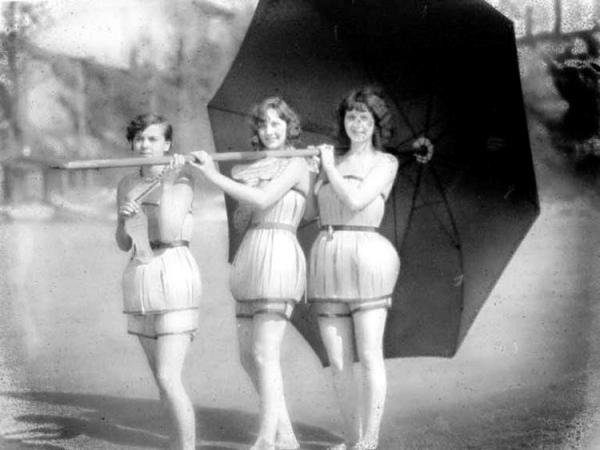   Áo tắm gỗ : Ra đời tại thành phố Washington (Mỹ) vào năm 1929, những bộ đồ tắm bằng gỗ trông như những cái thùng được tạo ra để giúp việc bơi lội trở nên dễ dàng hơn. 