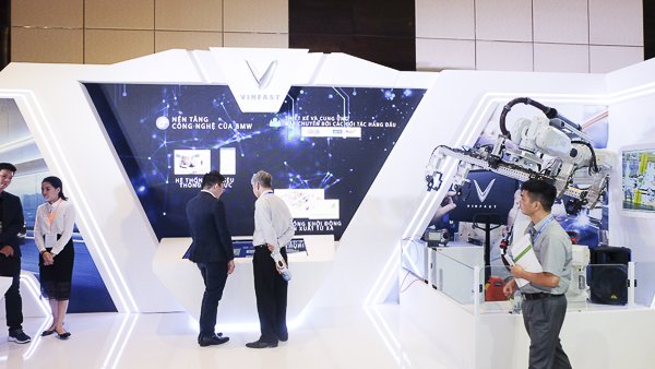 Thu hút được nhiều sự chú ý nhất trong số các gian hàng triển lãm là khu vực trưng bày của VinFast, một công ty con của tập đoàn VinGroup. Ảnh: Trọng Đạt