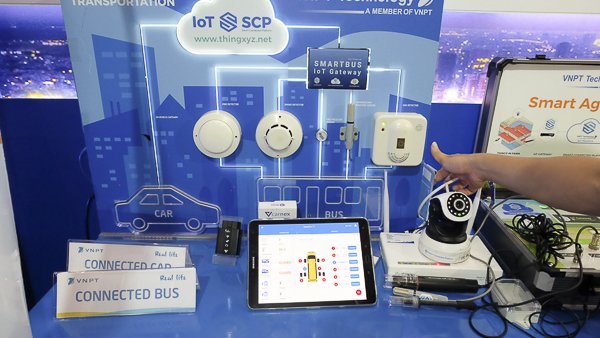VNPT cũng phát triển một hệ thống khác là Connected bus (xe bus kết nối). Đây là một trong những giải pháp nhằm phát triển hệ thống giao thông thông minh. Các cảm biến sẽ tiến hành theo dõi, kiểm đếm lượng người lên xuống và có mặt trên xe, từ đó
