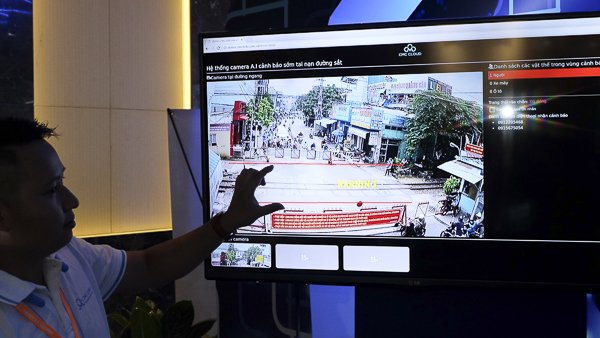 Tập đoàn CMC mang đến triển lãm hệ thống camera AI cảnh báo sớm tai nạn đường sắt. Trong trường hợp phát hiện ra người, phương tiện trong phạm vi an toàn đường sắt, hệ thống sẽ ngay lập tức đưa ra cảnh báo. Ảnh: Trọng Đạt