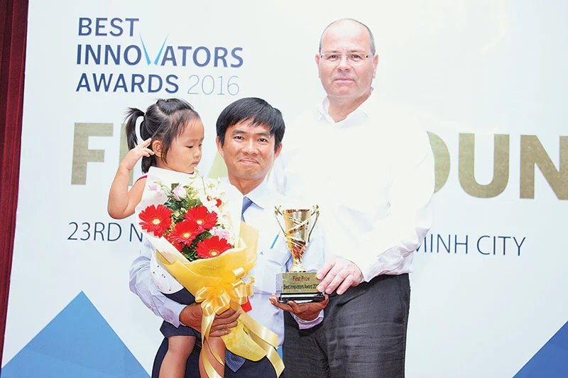 Anh Hà Văn Lộc nhận giải thưởng "Nhà sáng tạo xuất sắc nhất" (Best Innovator Award) do trường Đại học Việt - Đức, Đại học Leipzig phối hợp cùng với Phòng Thương mại và Công nghệ Việt Nam tổ chức năm 2016. Ảnh do nhân vật cung cấp