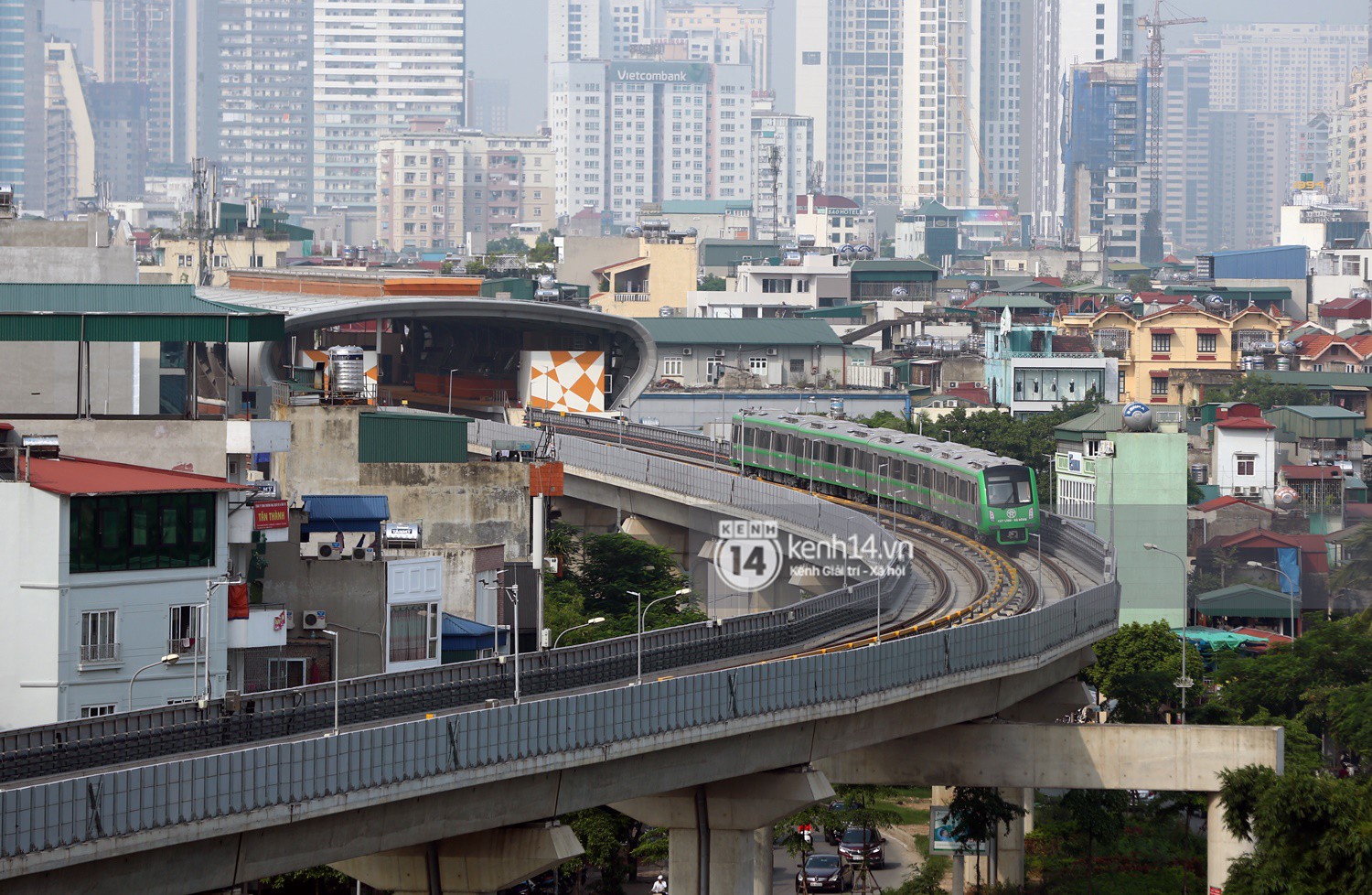  Chỉ hơn 3 phút, đoàn tàu tới khu vực phố Thái Hà. 