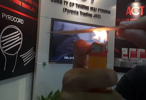 Một doanh nghiệp của Nga cũng tạo ra giải pháp chữa cháy độc đáo dành cho các ổ cắm hay tủ điện. Theo đó, các tấm chống cháy, hay dây chống cháy được tích hợp một dạng viên nang siêu nhỏ có chứa các chất dập cháy. Khi có cháy chất dập cháy bên trong viên nang sẽ nở ra, khí dập cháy sẽ được xả xuống đám cháy với 3 nguyên lý: hấp thu nhiệt của đám cháy, ngăn chặn phản ứng dây chuyền của đám cháy và giảm ôxi ở vùng cháy.