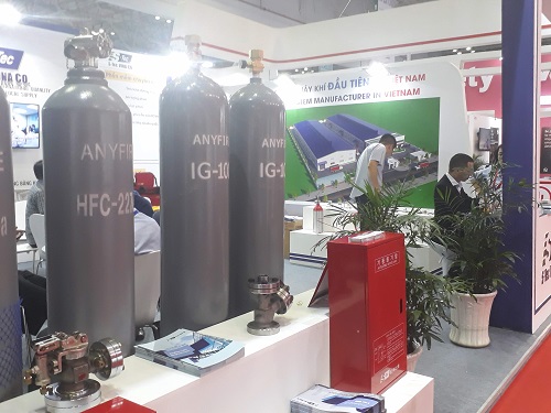  Hệ thống bình chữa cháy khí của một doanh nghiệp của Hàn Quốc. Theo ông  Trần Vũ Nhật, TGĐ Stec, đơn vị cung cấp giải pháp, bình chữa cháy khí  phù hợp cho các không gian chứa nhiều thiết bị điện -&nbsp;không thể sử dụng  biện pháp chữa cháy nước. V