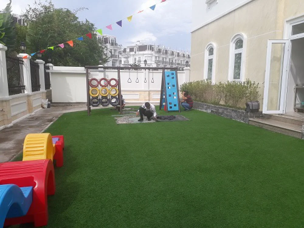 Bể xử lý nước thải nằm ngay dưới sân bóng đá của các em nhỏ tại trường mầm non Vạn An, Q. Gò Vấp, TP.HCM. Ảnh: Hà Thế An.
