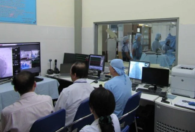 Bác sỹ tại bệnh viện nhân dân Gia Định sử dụng hệ thống chẩn đoán và điều trị bệnh từ xa do TS Ngọc nghiên cứu. Ảnh: NVCC.