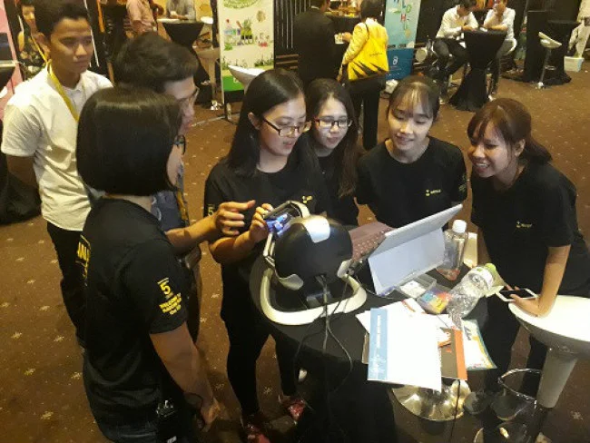 WHISE 2017 đã thu hút hơn 2000 lượt người tham gia. Trong ảnh, các bạn trẻ thích thú trải nghiệm các sản phẩm công nghệ được giới thiệu tại khu vực triển lãm