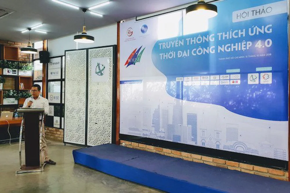 Ông Nguyễn Bá Ngọc, Giám đốc công ty cổ phần truyền thông NBN đang trình bày về hoạt động ứng dụng công nghệ trong lĩnh vực truyền thông, báo chí hiện nay. Ảnh: Chí Thịnh