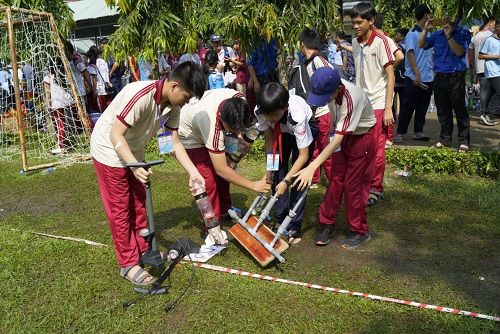  Học sinh đưa tên lửa nước vào khu vực thi đấu.   