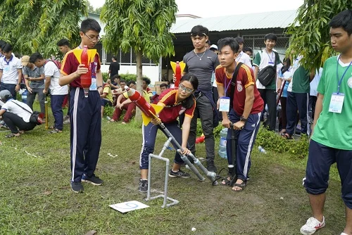 Hiệu chỉnh tên lửa trước khi bắn.