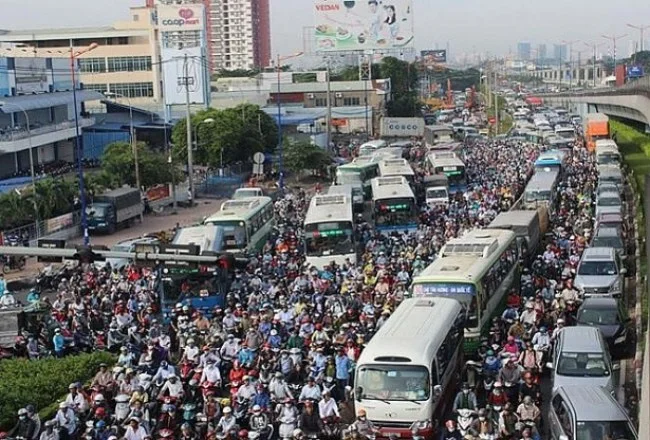 Ùn tắc giao thông là vấn đề bức xúc của người dân TP.HCM nhiều năm qua.
