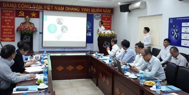 TS Hà Việt Uyên Synh trình bày giải pháp giám sát thông minh do nhóm nghiên cứu của ĐH Quốc Tế - ĐH Quốc gia TP.HCM nghiên cứu phát triển