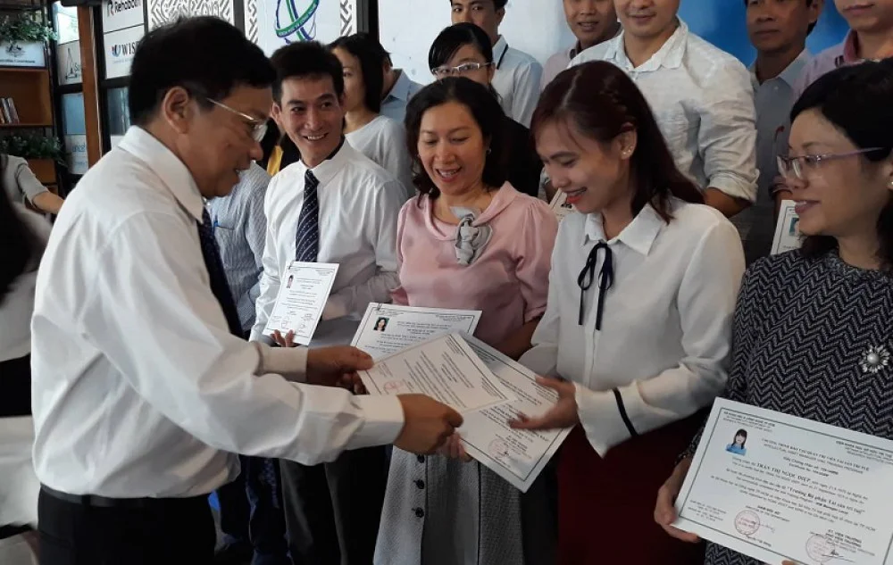 Ông Nguyễn Khắc Thanh trao giấy chứng nhận cho các học viên mới hoàn thành khóa học