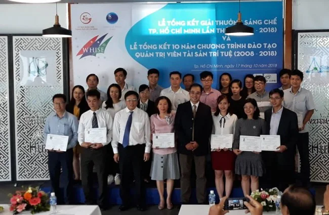 Tại lễ tổng kết, 28 học viên đã được cấp giấy chứng nhận của Chương trình đào tạo Quản trị viên TSTT TP.HCM